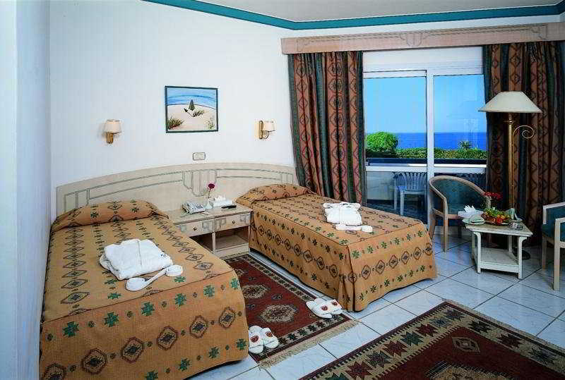 梦海滩度假村- 沙姆沙伊赫 客房 照片 A typical hotel room